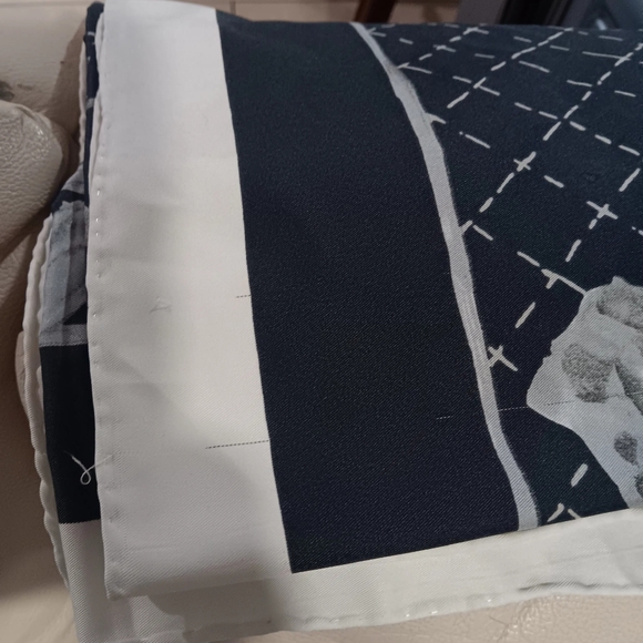 Extra large Chanel scarf - Picture 13 of 13